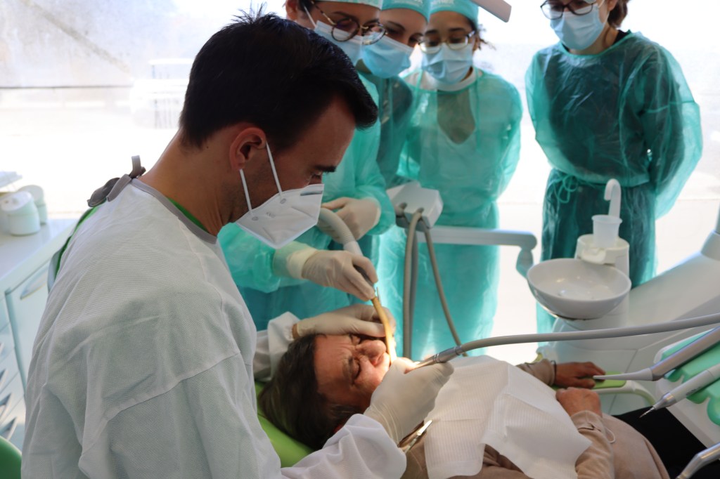 GO FORMAÇÃO - Curso de Periodontologia e Implantologia